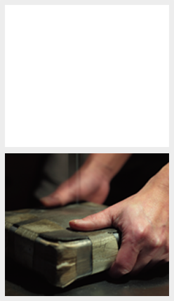 箔を挟み延ばす